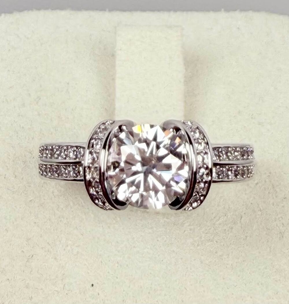 Genuine Moissanite 1 CT Crown S925 Ring Size 6